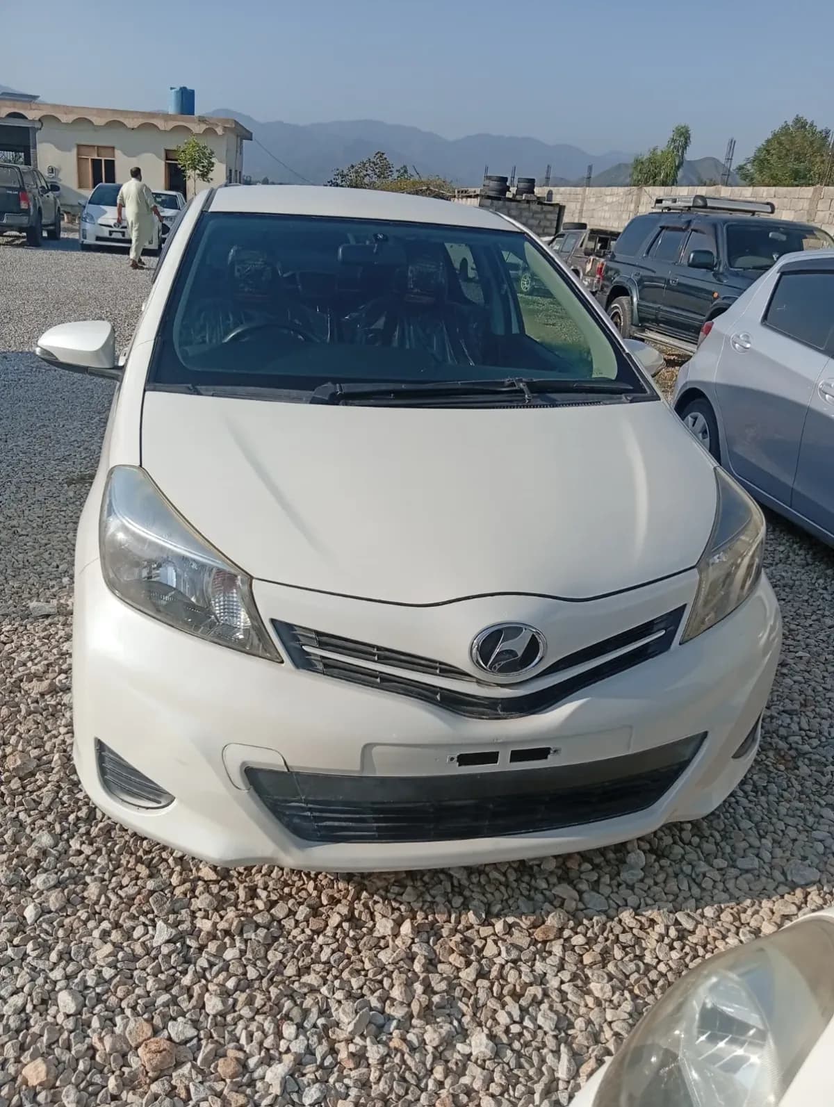 Toyota Vitz 2012 — photo 1