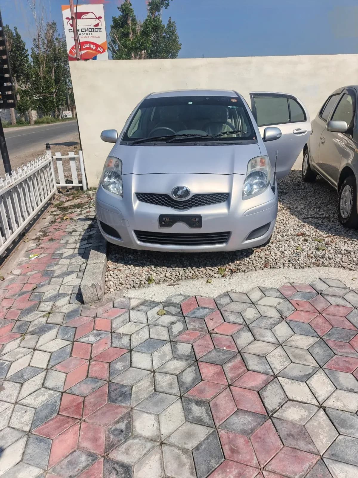 Toyota Vitz 2004 — photo 1