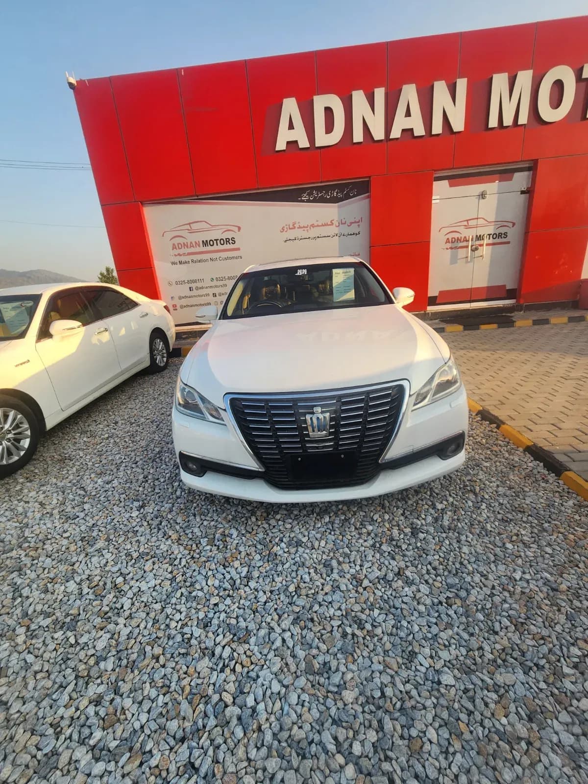 Toyota crown royal saloon (hybrid) 2013 — photo 1