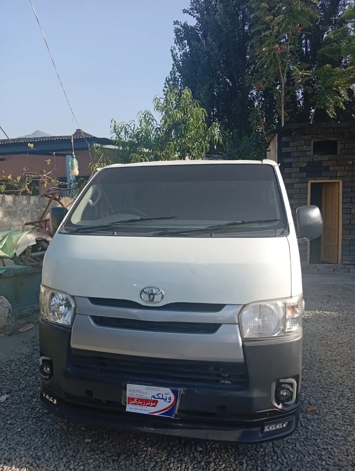 Toyota Hiace van 2011 — photo 1