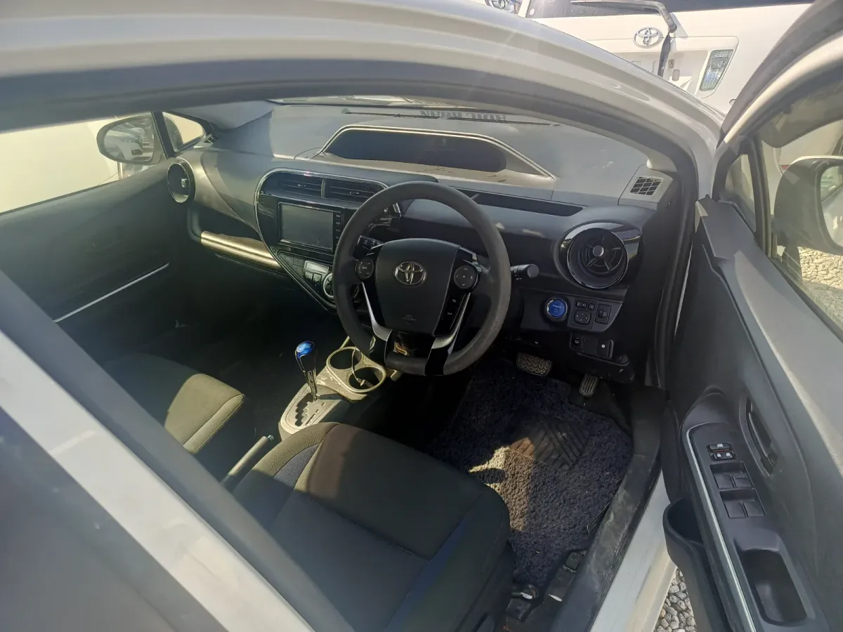 Toyota Aqua 2018 — photo 1