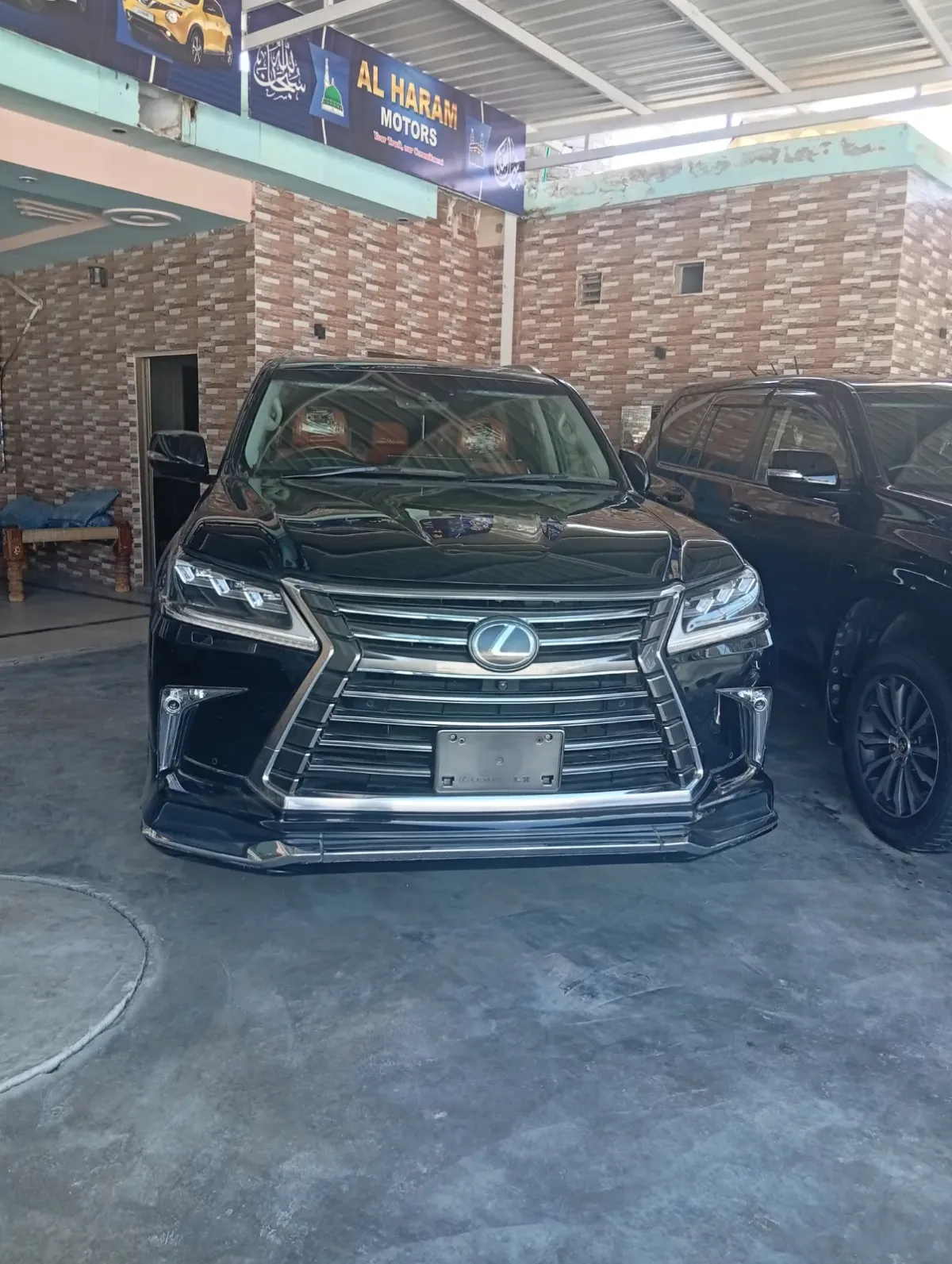 Lexus LX 570 2016 — photo 1