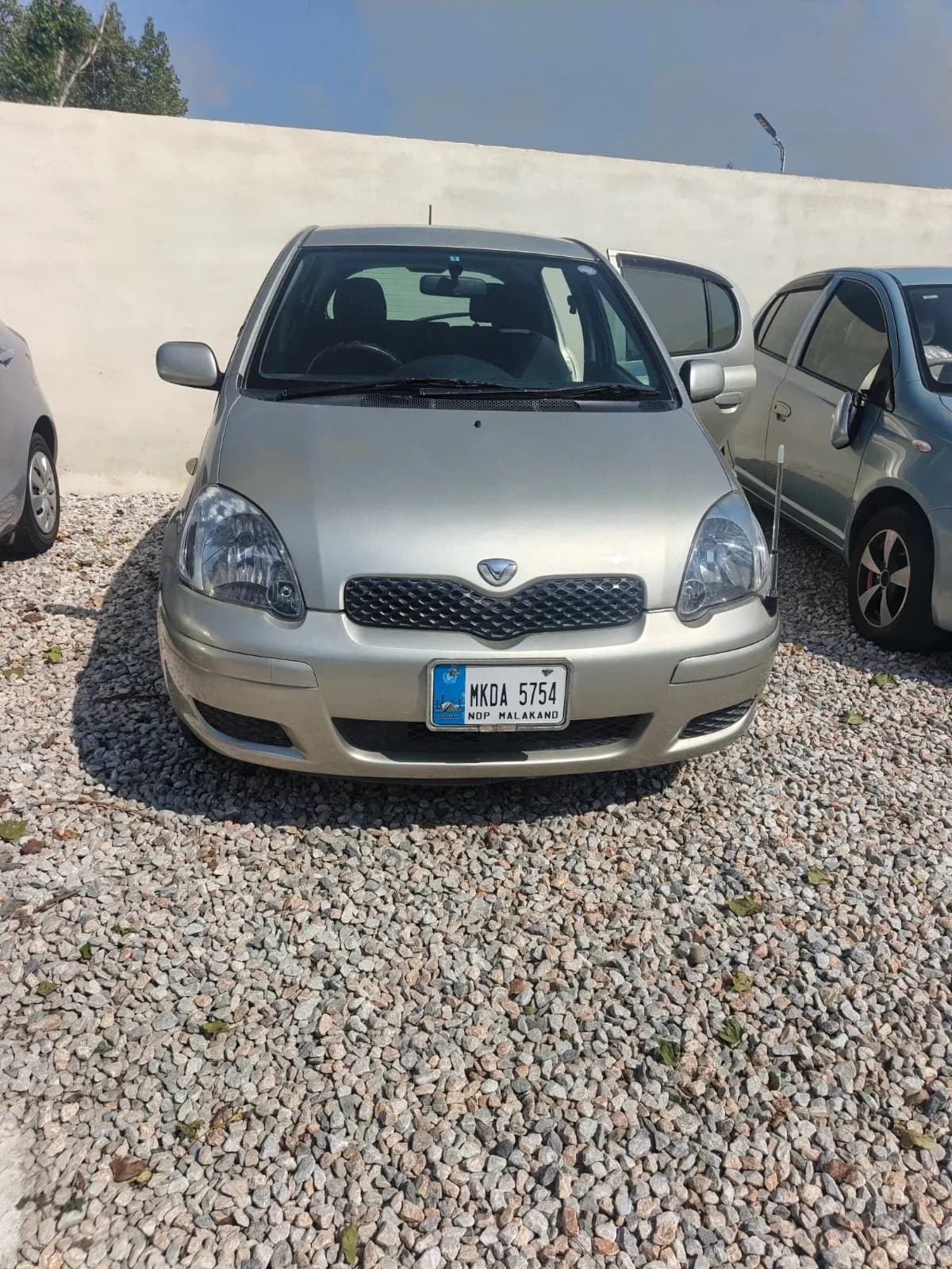 Toyota Vitz 2004 — photo 1